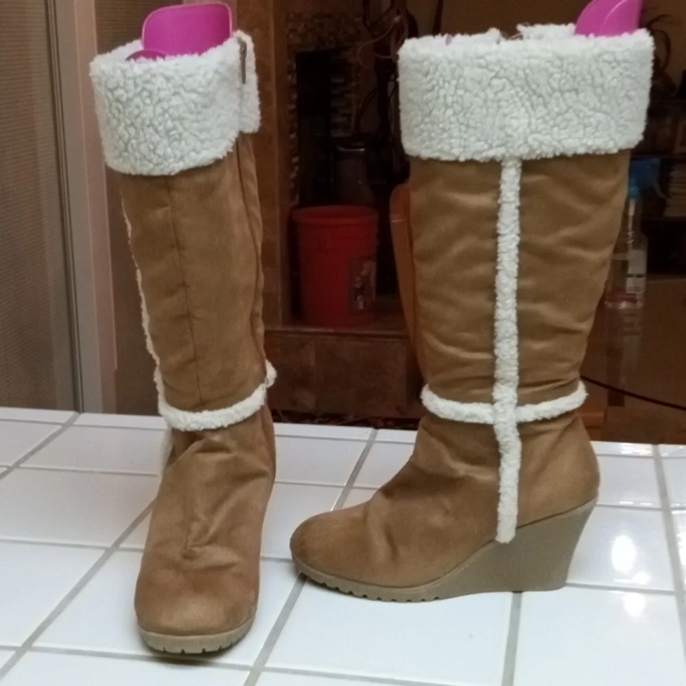 Old Navy Tan Winter Boots with Cream Fur Trim - Picture 4 of 4